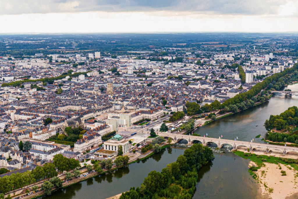 Vista aérea da cidade de Tours e do rio Loire, na França.