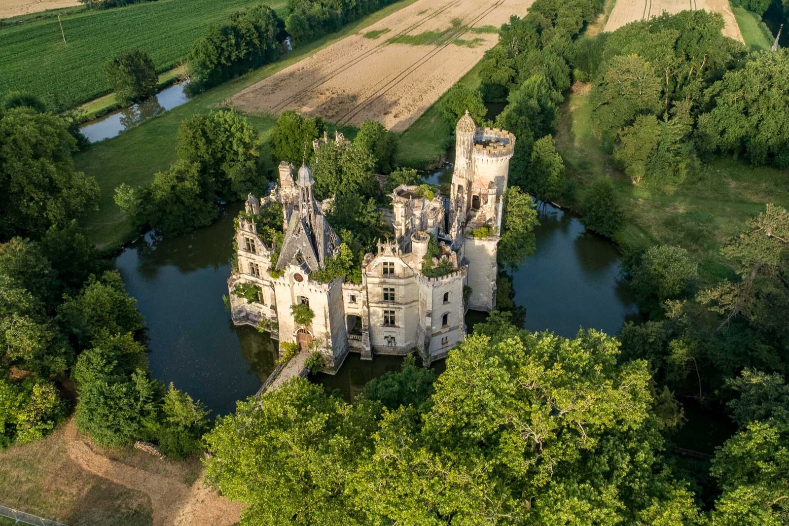 La Mothe-Chandeniers Nestled in the French Countryside