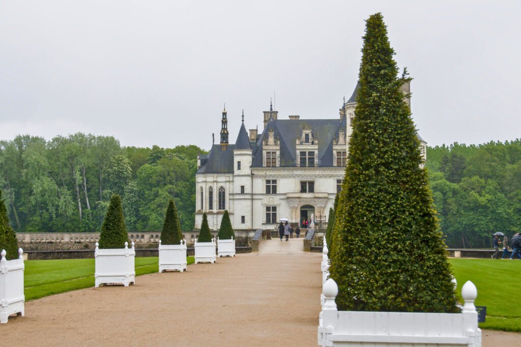 Château de Chenonceau seen from elegant garden path