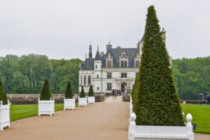 Château de Chenonceau seen from elegant garden path