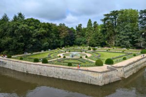 Château de Chenonceau gardens with central fountain and lush landscaping.