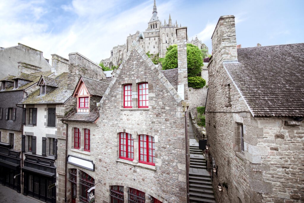 Steinhäuser und Abtei in Saint-Michel unter blauem Himmel