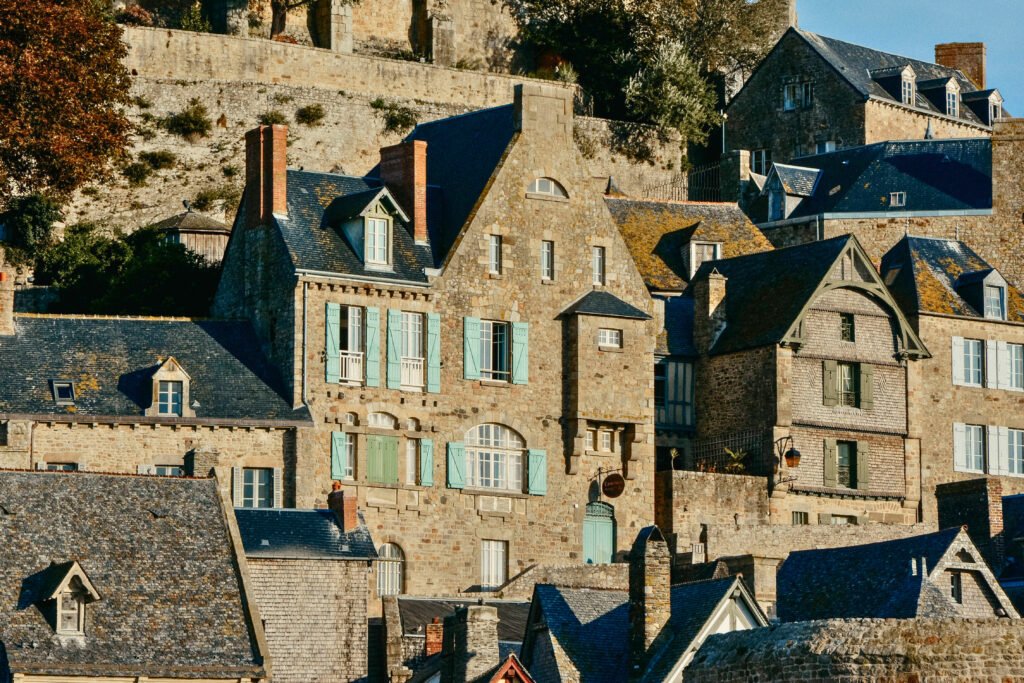Steinhäuser mit grünen Fensterläden auf Saint-Michel