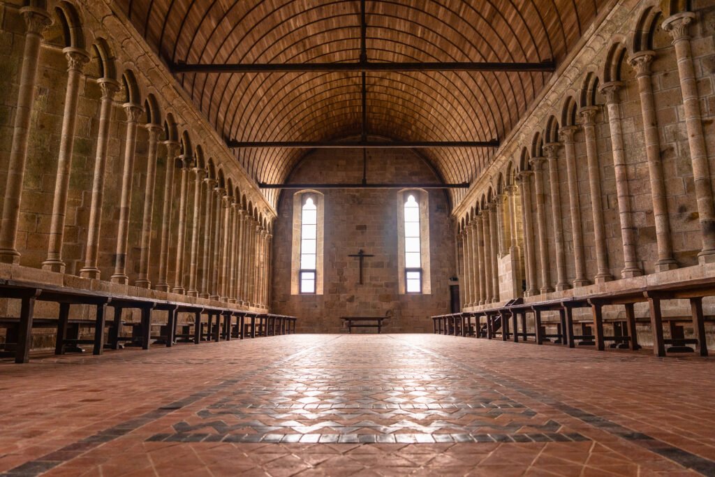 Refektorium mit Säulen und Tageslicht in der Abtei Saint-Michel.