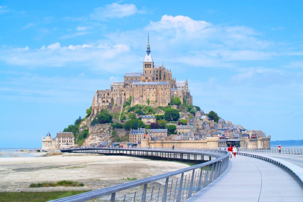 Mont Saint-Michel mit Brücke und mittelalterlicher Architektur im Blick.