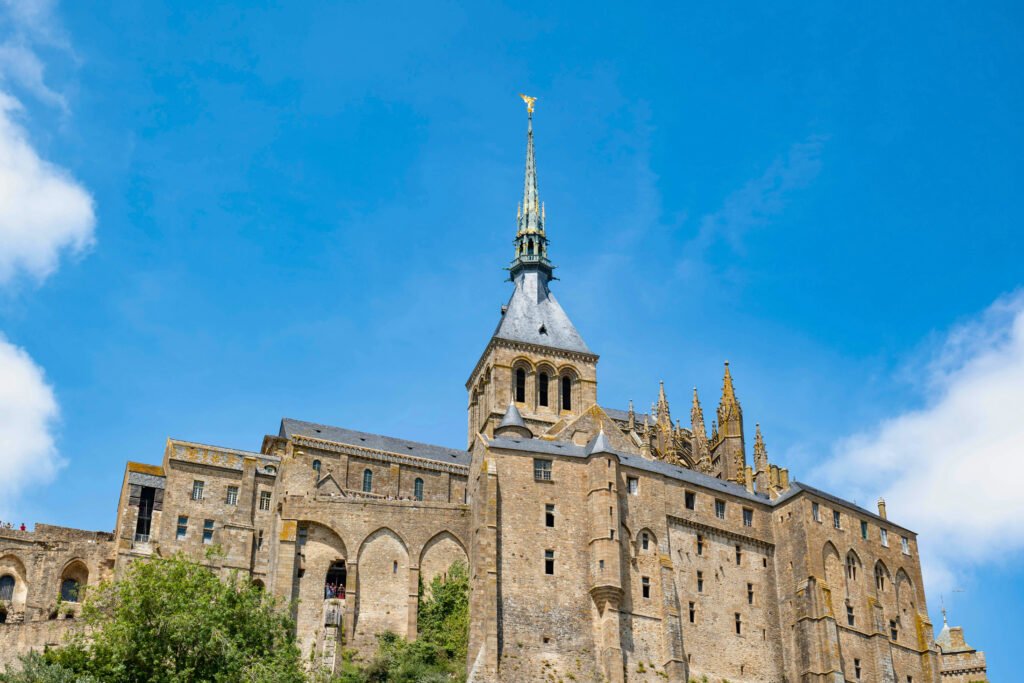 Abtei Saint-Michel vor blauem Himmel mit gotischen Akzenten