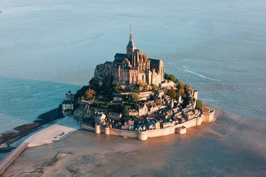 Luftaufnahme von Mont Saint-Michel inmitten der Meereslandschaft