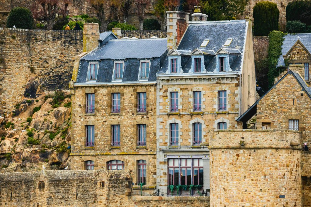 Historisches Steinhaus bei Saint-Michel mit Mauern und Fenstern im Blick.