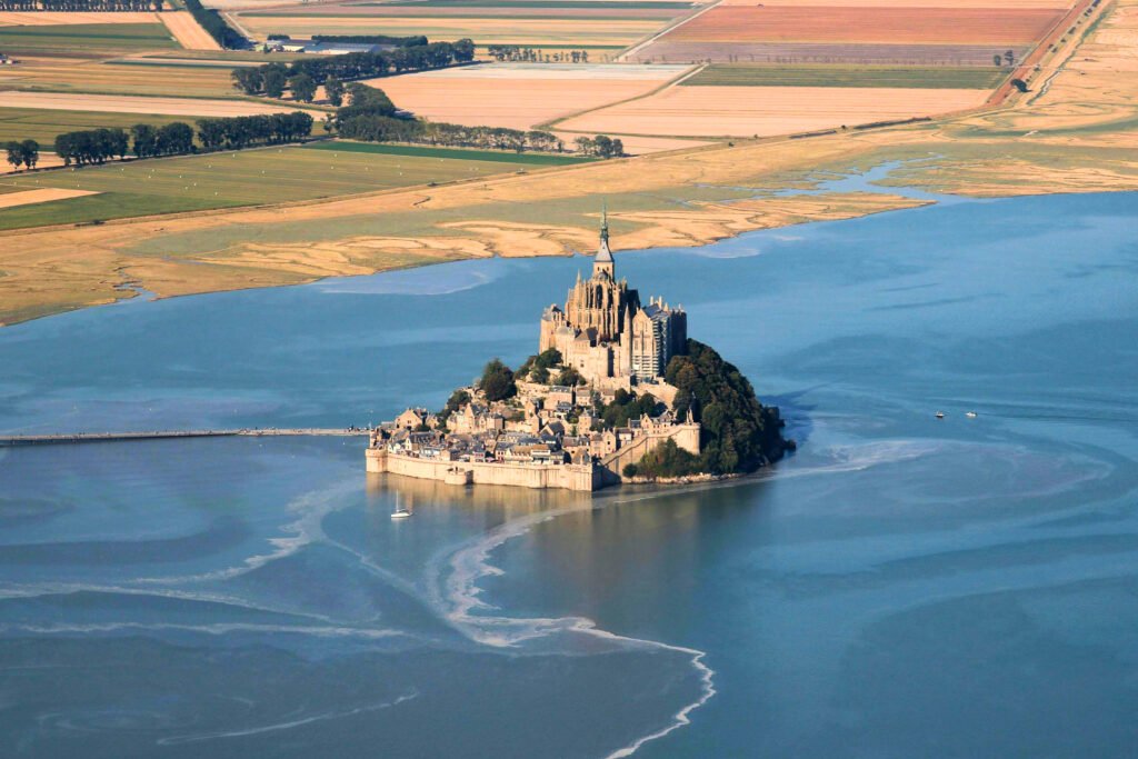 Luftaufnahme von Mont Saint-Michel bei Flut