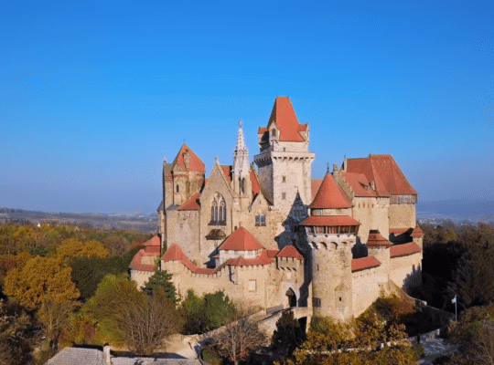 Le château de Kreuzenstein dominant les forêts d’automne près de Vienne, en Autriche.