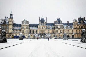 Château de Fontainebleau in falling snow, front courtyard