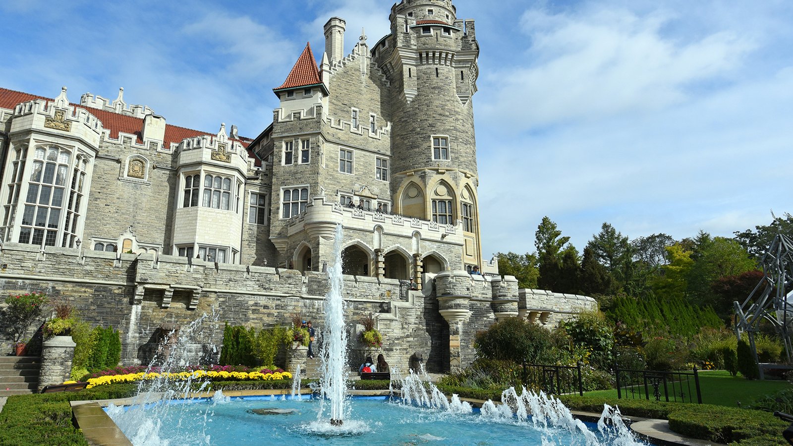 Casa Loma exterior with fountain and tower