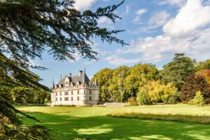 Azay‑le‑Rideau château on green lawn under blue sky
