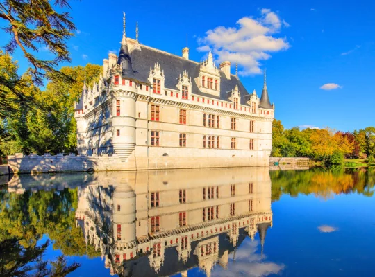 Azay‑le‑Rideau reflected on calm moat with autumn trees