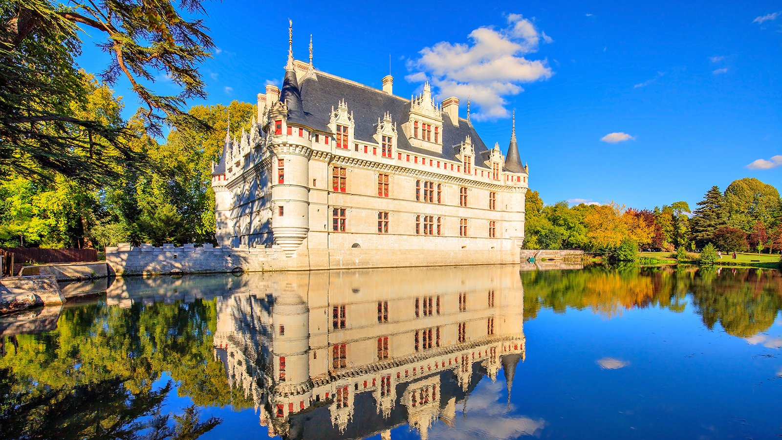 Azay‑le‑Rideau reflected on calm moat with autumn trees