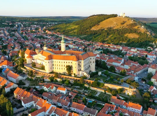 Vista aérea do Castelo de Mikulov sobre a cidade ao pôr do sol