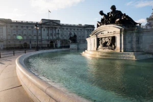 Buckingham Palace facade and fountain at sunny late afternoon