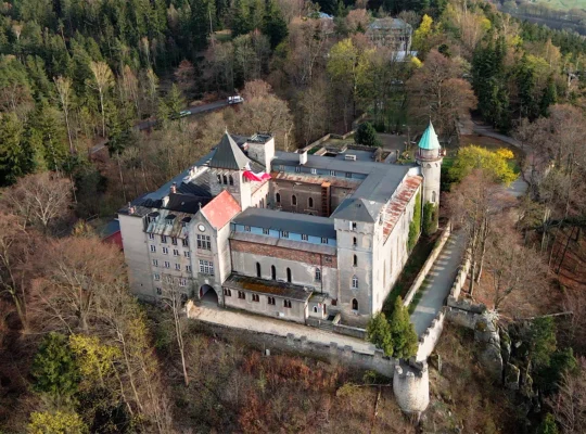 Castillo Lesna Skala en lo alto, rodeado de bosques