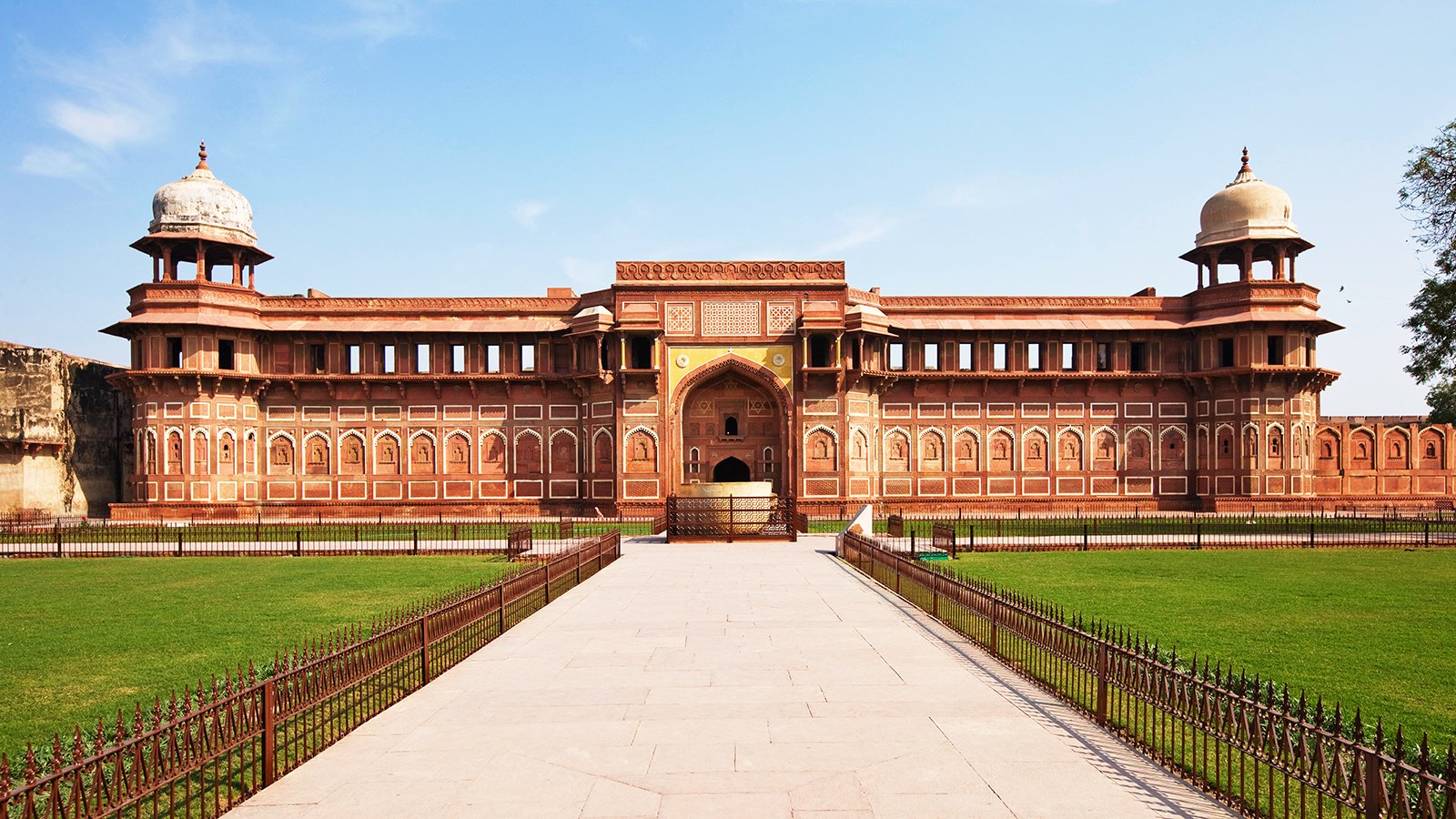 Vorderansicht der Agra-Festung mit Weg, Rasen und rotem Sandstein