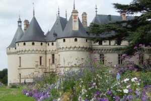 Château de Sully-sur-Loire towers and flowerbeds