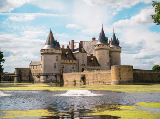 Château de Sully-sur-Loire au bord du fossé, ciel bleu