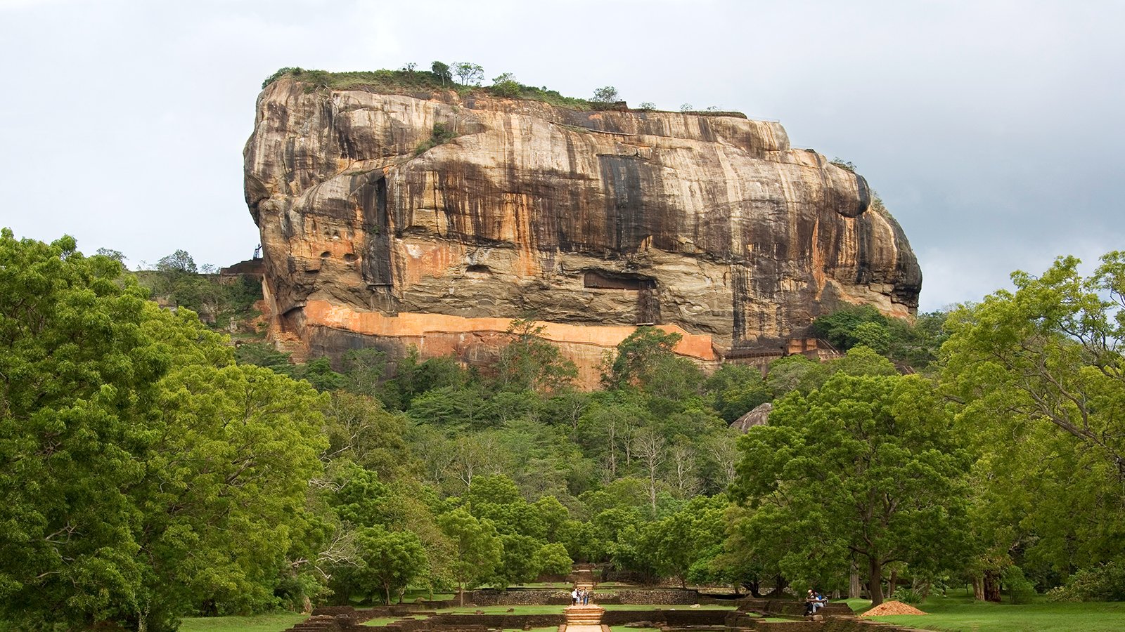 Blick auf Sigiriya-Felsenfestung über dichtem Dschungel