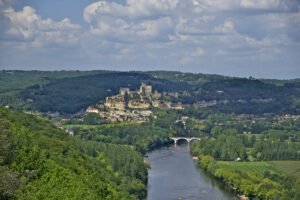 Château de Beynac on limestone cliff above Dordogne River